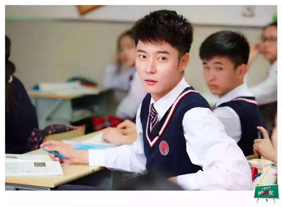 张丹峰录节目贡献表情包 获“学霸证”技能升级