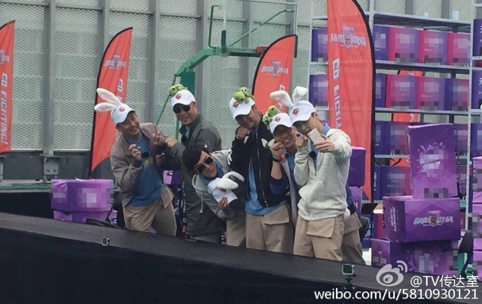 组图：极限挑战2录制 男人帮头戴兔子乌龟合影