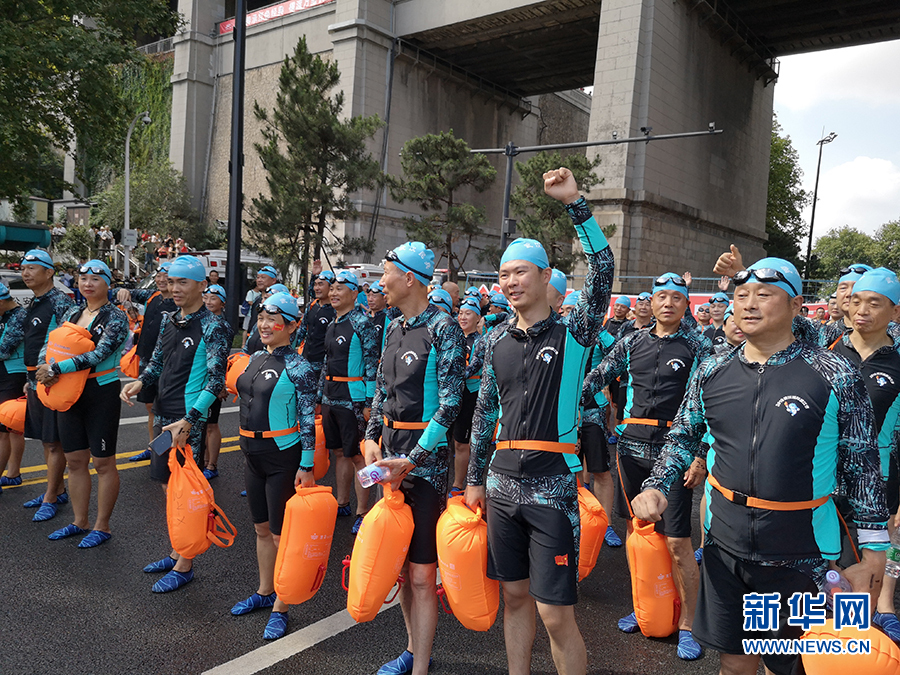 两千余人畅游长江 武汉渡江节燃爆江城夏天