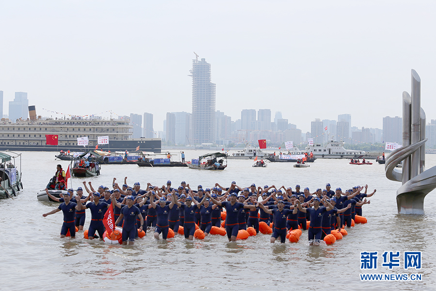 两千余人畅游长江 武汉渡江节燃爆江城夏天