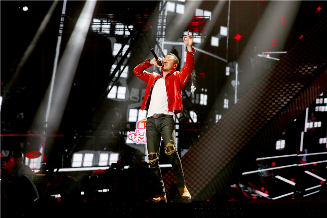 图片默认标题_fororder_杨坤唱到忘情