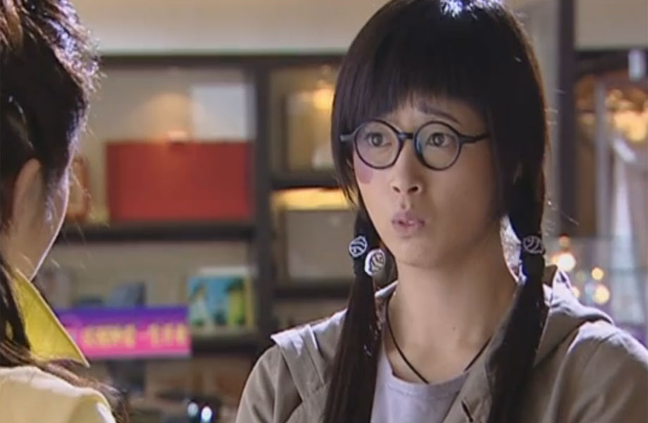 2006年蒋欣,乔振宇等主演的21集青春偶像剧《丑女也疯狂》播出,蒋欣