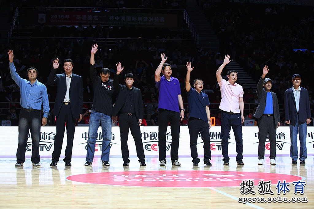 高清图：96黄金一代齐现身 助威新一届中国男篮