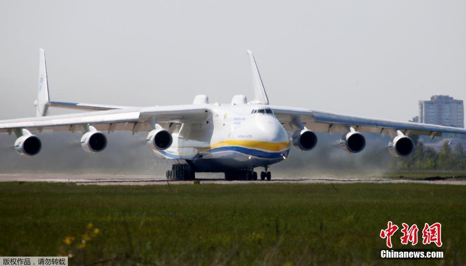 世界最大飞机从乌克兰起飞 载有130吨发电机