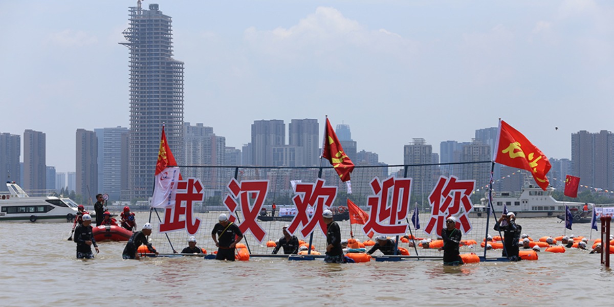 两千余人畅游长江 武汉渡江节燃爆江城夏天