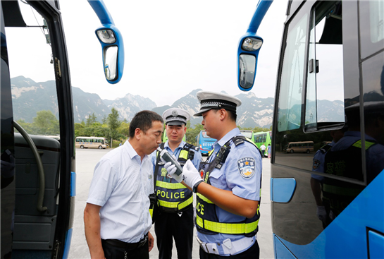 陕西华阴进入旅游高峰季  安全不松懈