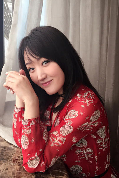 杨钰莹晒照庆45岁生日 但怎么看还是少女模样