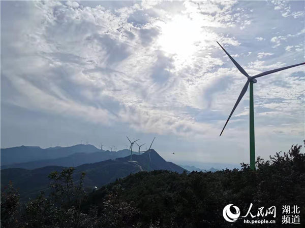 湖北通山大幕山风电项目并网试运行 日发电量近30万度