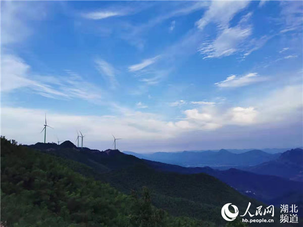 湖北通山大幕山风电项目并网试运行 日发电量近30万度