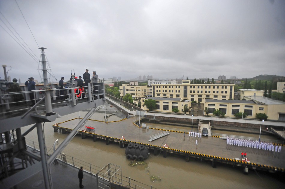 美军身后出现辽宁舰打击群画面