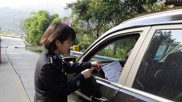 【原创】重庆市高新区警方：森林防火立体化 安防巡逻助宣传_fororder_图片1