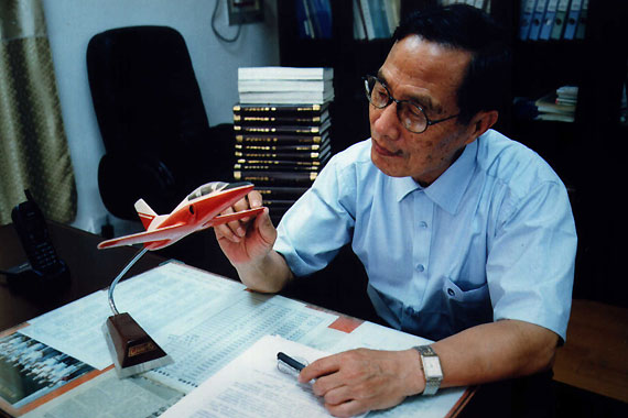 K8教练机总设计师石屏同志因病逝世 享年83岁 K8教练机总设计师石屏同志因病逝世 享年83岁