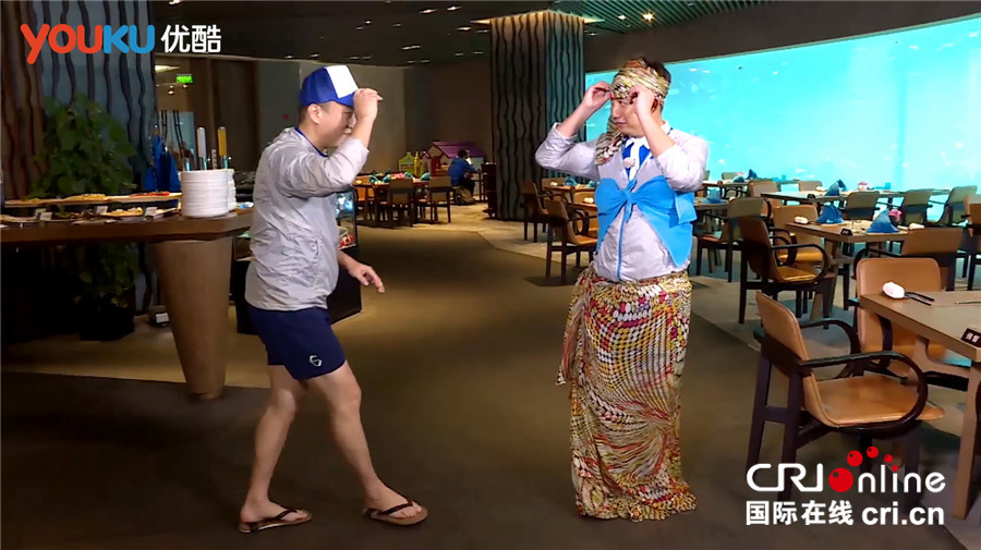 《极限挑战》黄磊变身美人鱼 遭孙红雷“咸猪手”