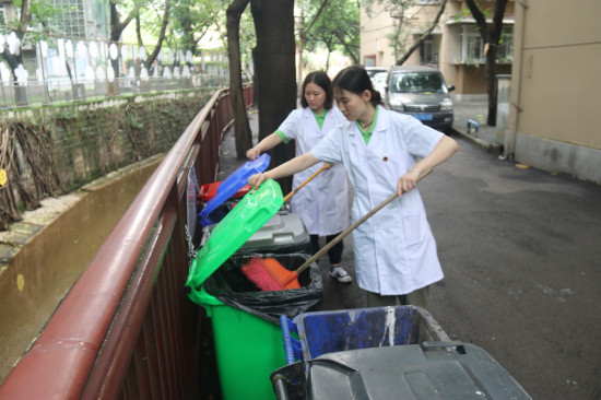 【社会民生】重庆城市管理职业学院携手社区 宣传垃圾分类知识