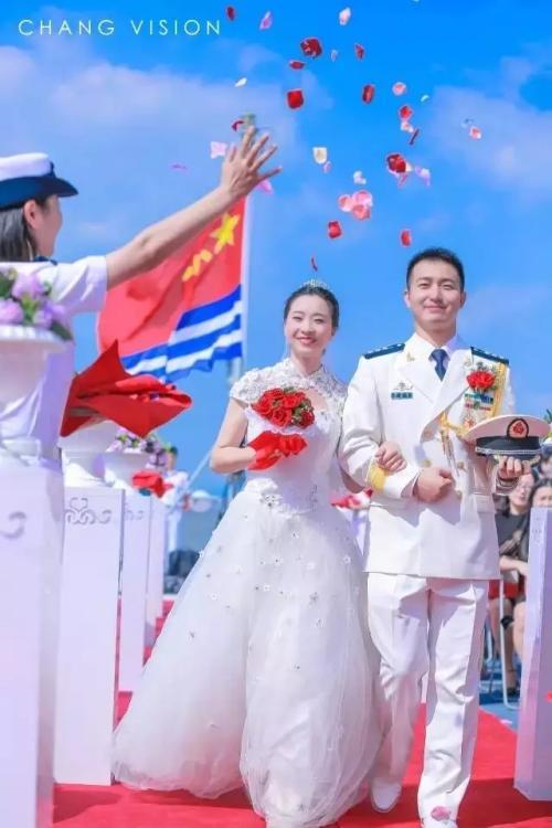 唯美浪漫瞬间！中国军舰上的集体婚礼