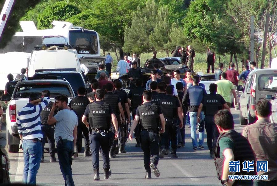 土耳其东南部警车遇袭3死45伤