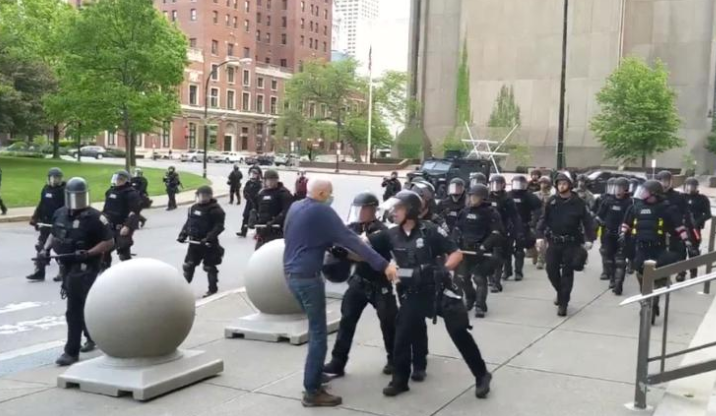 美国75岁老人被警察推倒头部流血 其律师：颅骨骨折 无法走路