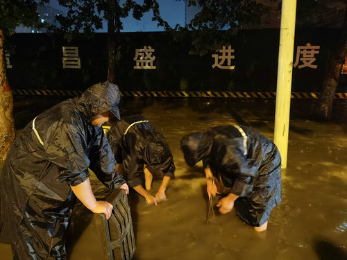 【B】平顶山市宝丰县开展各项应急排水 保障市民安全