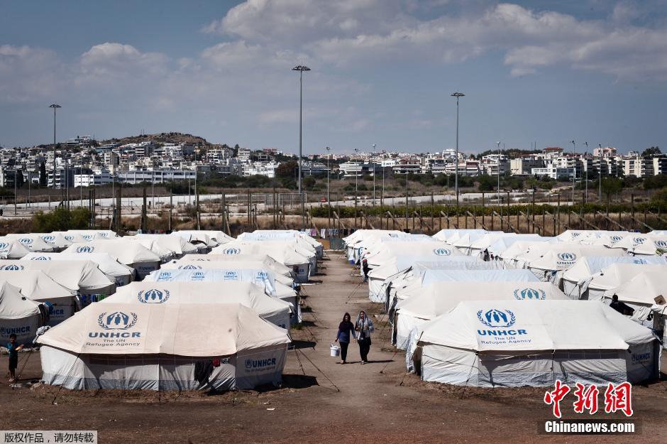 希腊前奥林匹克场馆变避难所 数千名难民球场搭帐篷
