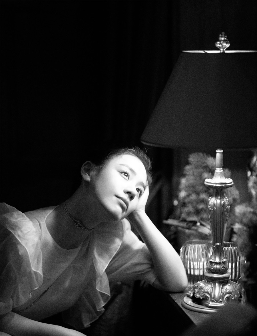 马思纯曝唯美写真 妩媚精致上演迷人侧颜杀