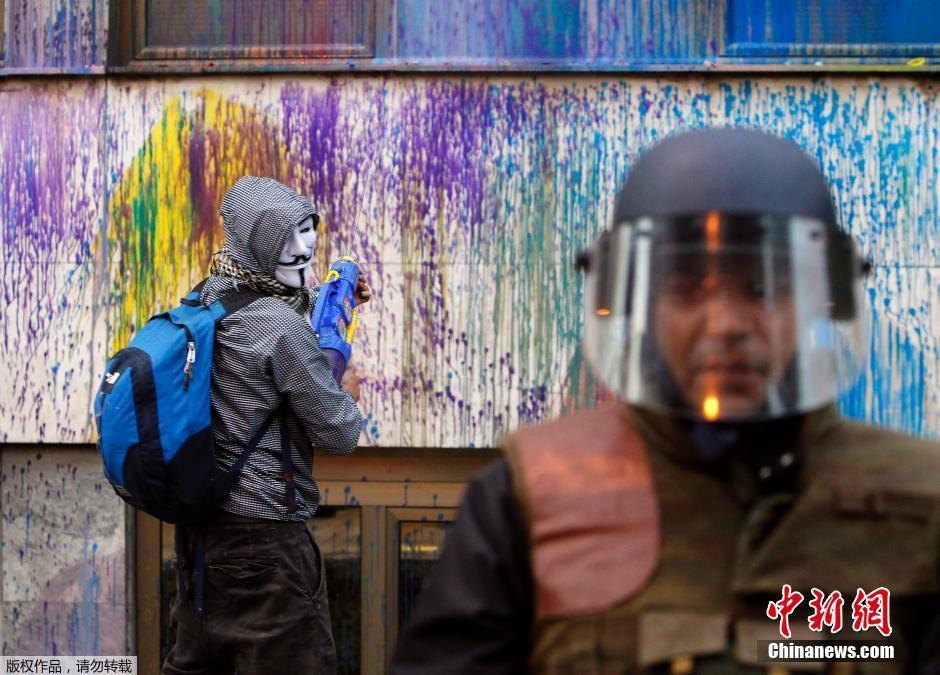 马其顿民众发起“彩色革命” 建筑外墙喷满油漆