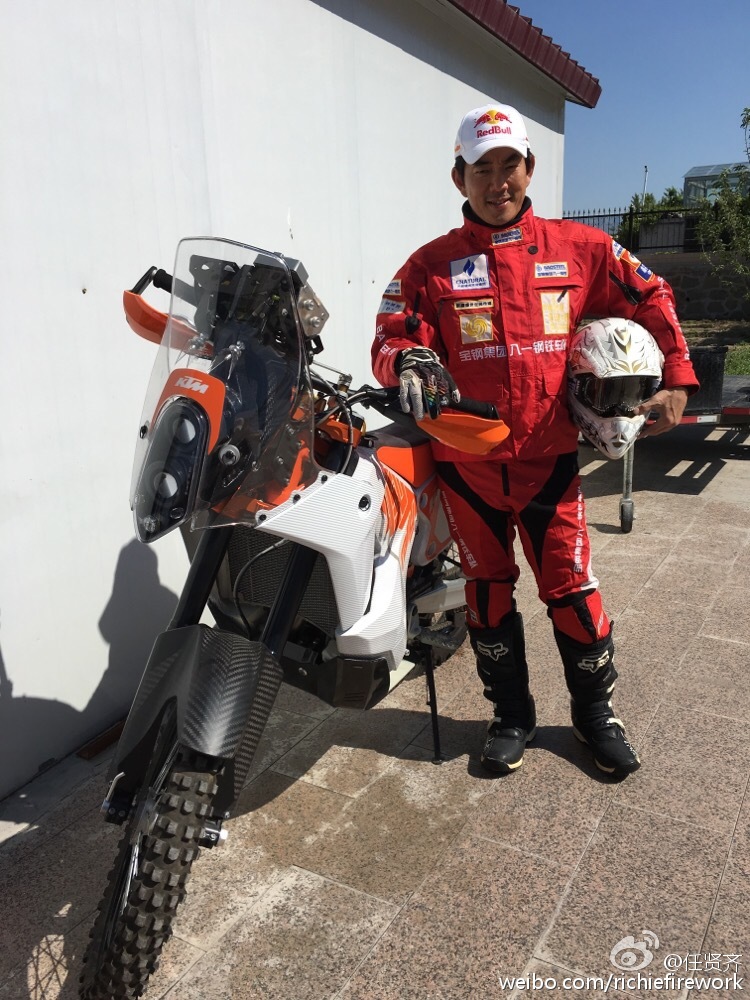 环塔老友任贤齐归队现身与车手亲密互动