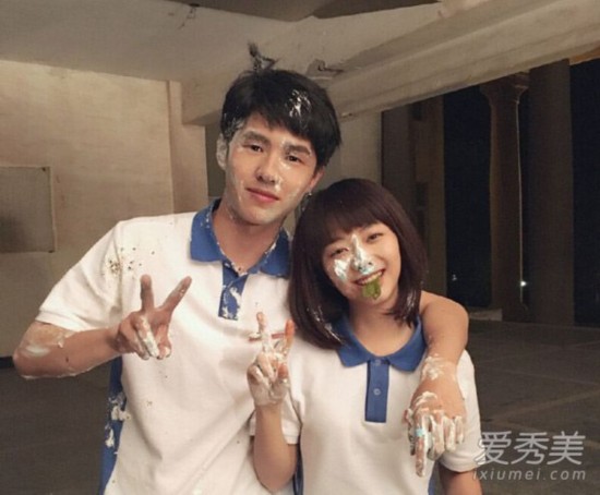 谭松韵和刘昊然配一脸! 她们穿上校服超会“妆”嫩