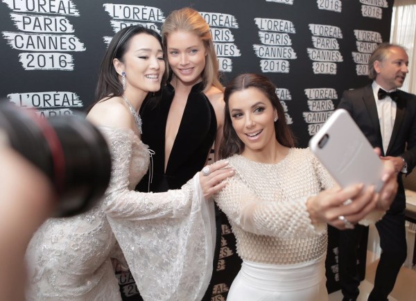 巩俐李冰冰争艳戛纳开幕红毯 无名女星疯狂抢镜