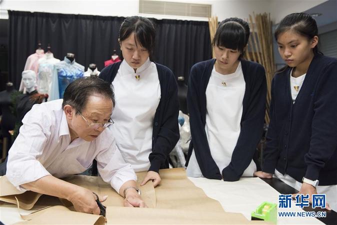 在香港九龙塘培道中学 封有才在教学生制作旗袍