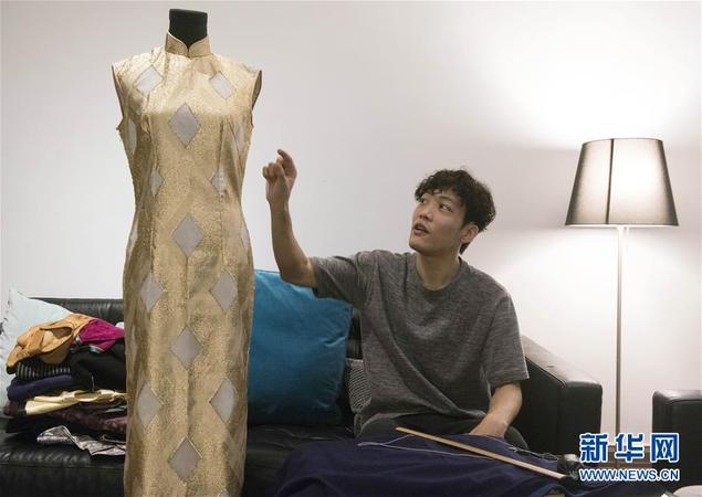 在香港跑马地山村道,袁建伟介绍他收藏的旗袍(10月20日摄)