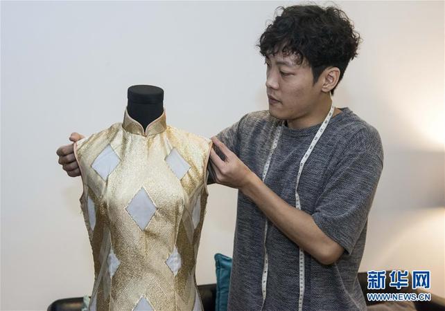在香港跑马地山村道,袁建伟整理他收藏的旗袍