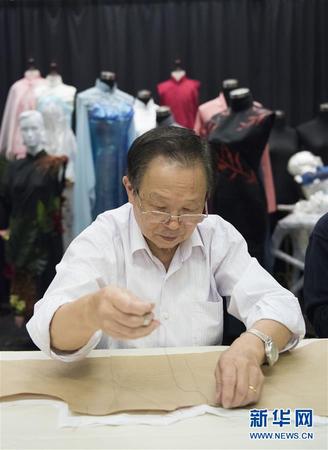 在香港九龙塘培道中学 封有才在教学生制作旗袍