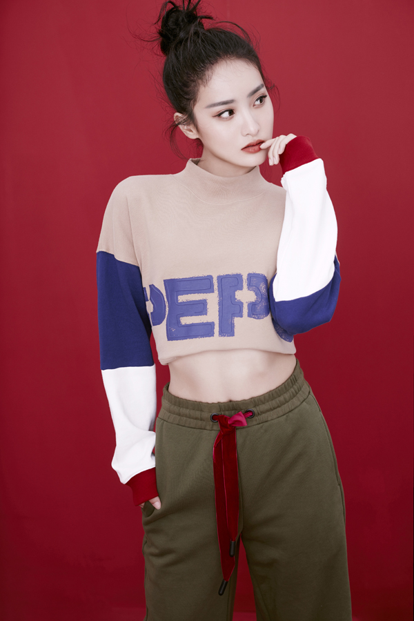 赖雨蒙露蛮腰秀马甲线 俏皮演绎冬日小性感