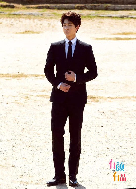 颜高、条顺 、无死角的西装杨洋帅你一脸