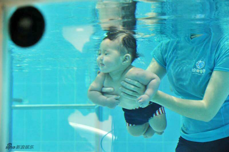 组图：《妈超》咘咘落水吓懵贾静雯 董洁再发飙