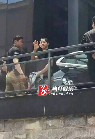 宋仲基亮相《快乐大本营》 搭档贾玲演“太阳的后裔”