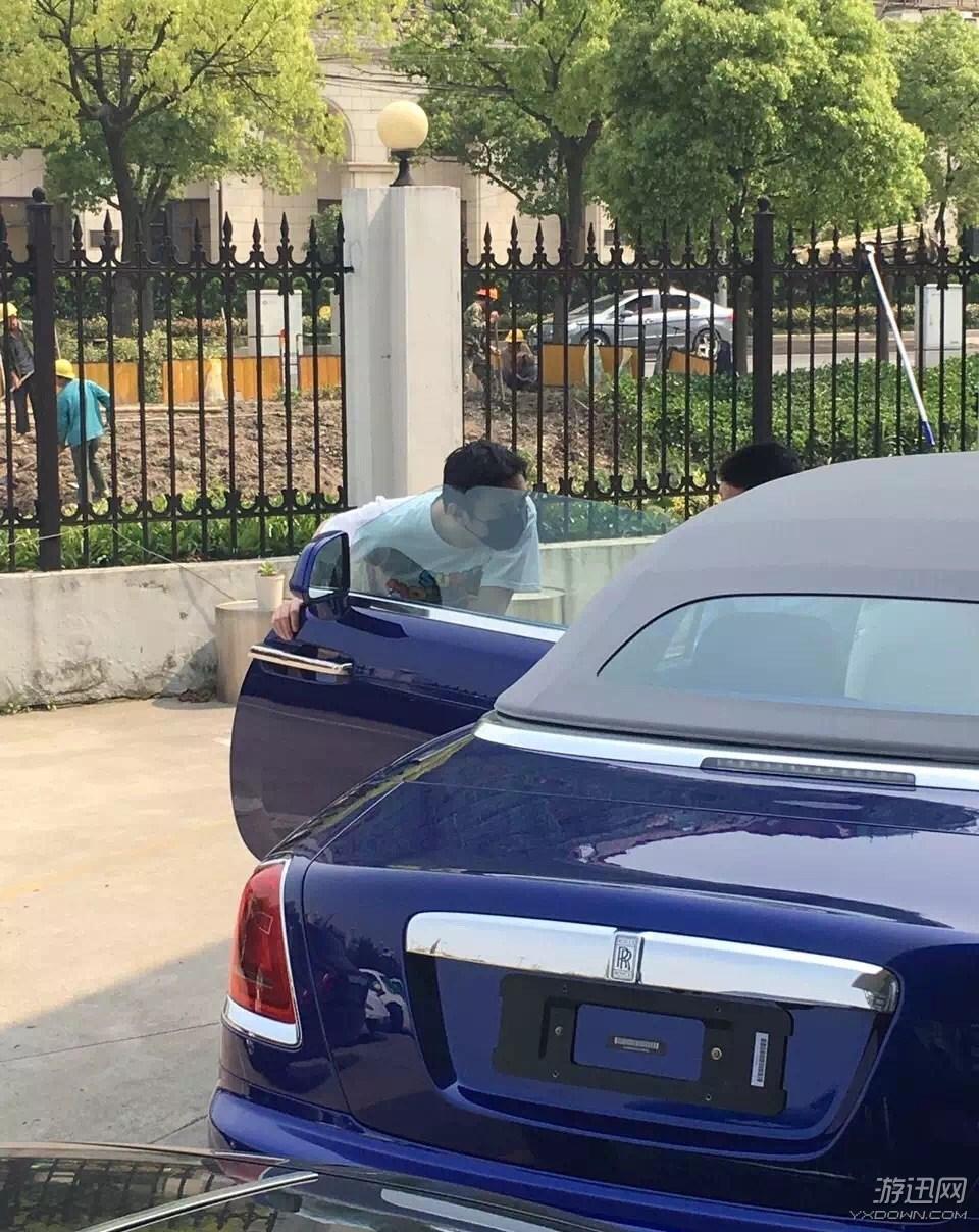 王思聪带美女买车潇洒任性买敞篷劳斯莱斯讨欢心