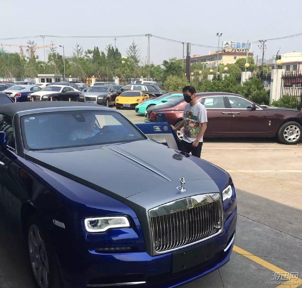 王思聪带美女买车 潇洒任性买敞篷劳斯莱斯讨欢心