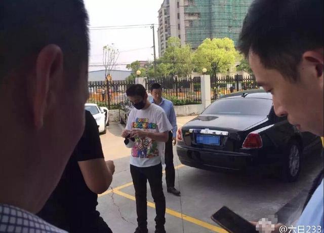组图：王思聪刷卡像买菜 购百万级豪车亲自试驾_娱乐_腾讯网