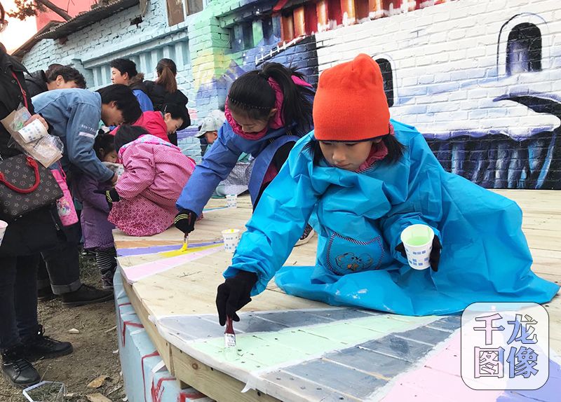 居民“艺术家”让北京老旧小区摇身变成童话世界