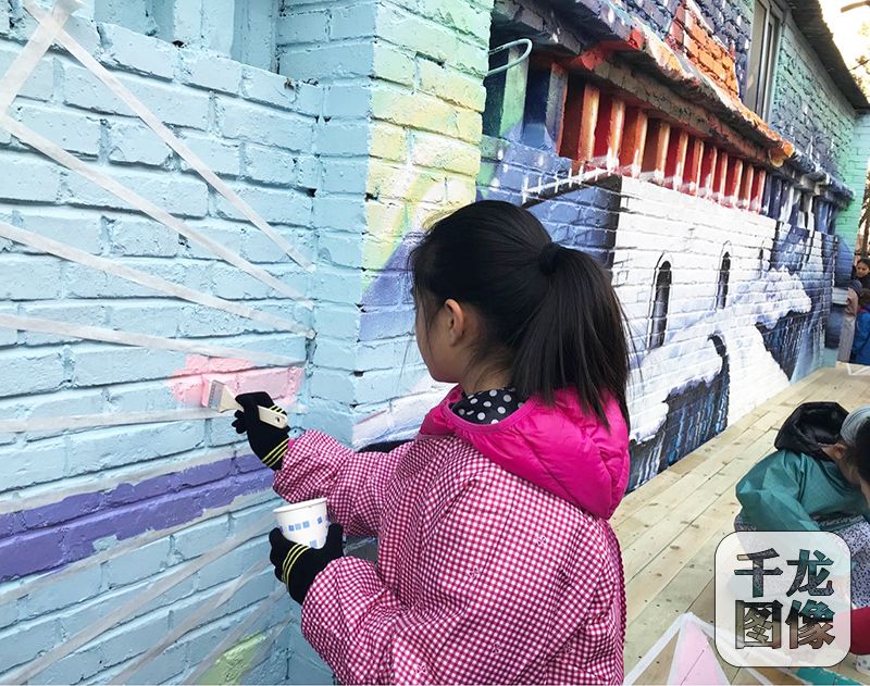 居民“艺术家”让北京老旧小区摇身变成童话世界