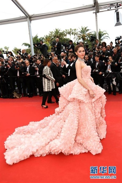 泰国演员阿拉亚·A·亥盖特亮相第69届戛纳电影节开幕式红毯。新华社记者金宇摄