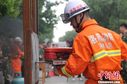 防灾减灾日 河南洛阳万余市民学习灭火救援(图)