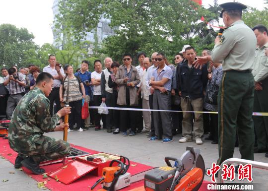 防災減災日 河南洛陽萬餘市民學習滅火救援(圖)