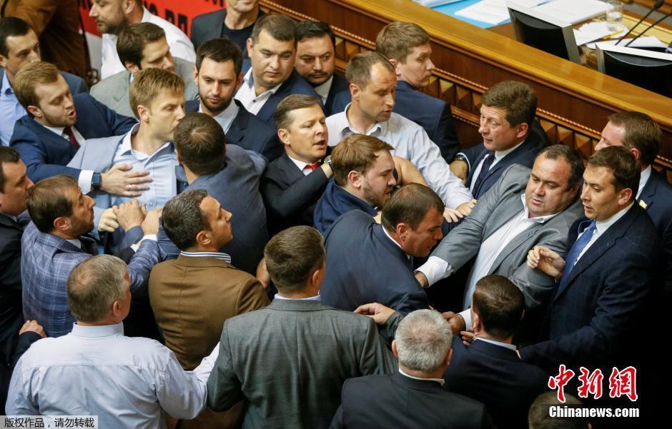 烏克蘭議會選舉總檢察長 議員再次上演“全武行”