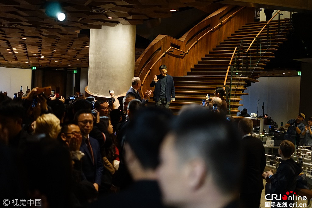 马云现身全球最大星巴克咖啡馆引围观 与创始人合影