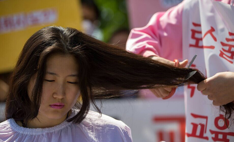 首尔大学法学院涉嫌乱招生 一女子削发痛哭抗议