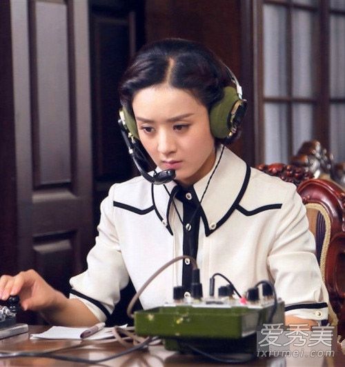 表情凝重的赵丽颖紧张地听着监控信息,看起来还真像女特务那股劲儿!