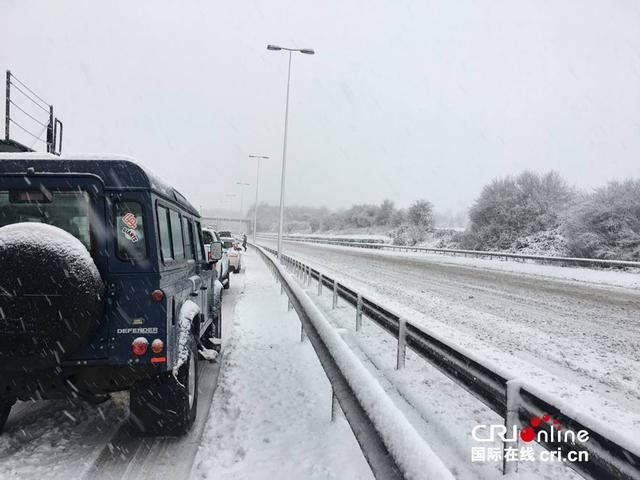 10日，英國多地迎來降雪。英國氣象部門在英格蘭和威爾士大部分地區發佈了大雪和冰凍天氣警告。航空、公路和鐵路交通都受到影響，多地電力中斷。_fororder_4d01000d470740b95057