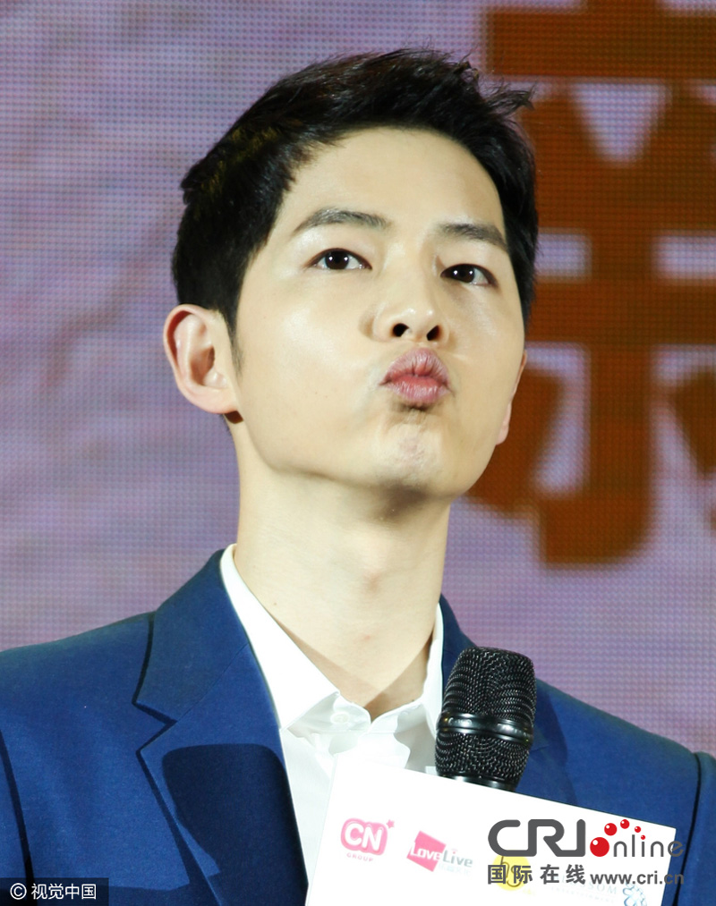 遭贾乃亮拉手袭胸吓呆 宋仲基嘟嘴卖萌超可爱